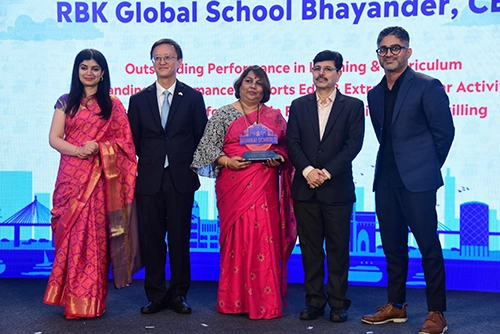 Dr. Shitala Prabhu receiving The Free Press Journal award
